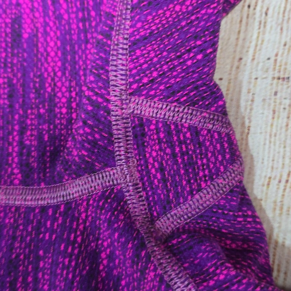 Free Flow Crop Diamond Jacquard Space Dye Tender Violet Raspberry 19" - Picture 7 of 8